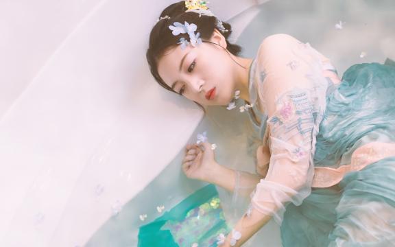 东篱把酒黄昏后下一句(请问“东篱把酒黄昏后,有暗香盈袖。莫道不消魂,帘卷西风,人比)
