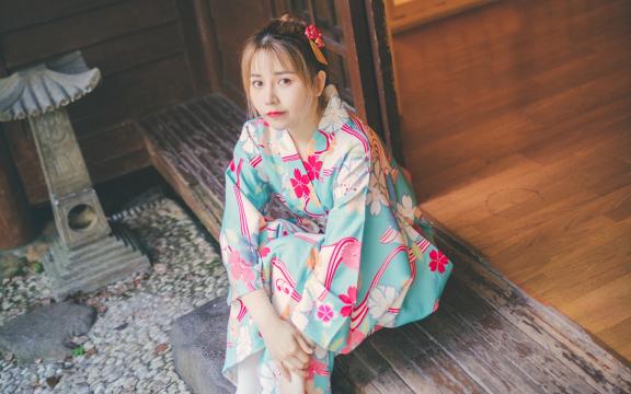 松下问童子古诗原文(松下问童子，言师采药去。只在此山中，云深不知处是什么意思？)
