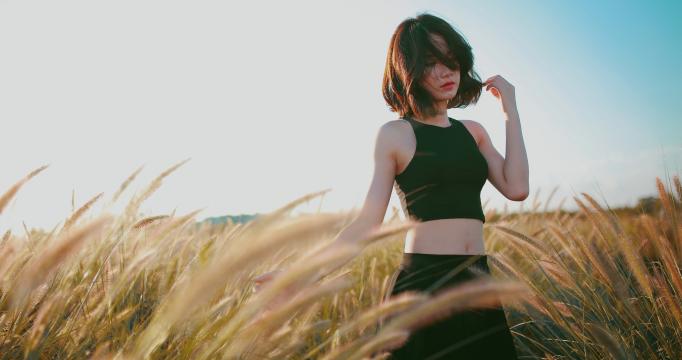 独坐敬亭山(四年级《独坐敬亭山》的诗意是什么？)