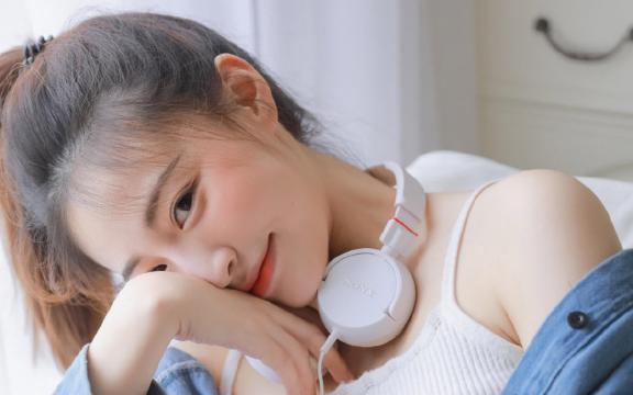 孤军作战的意思(求：兼而有之、孤军分战、黎明百姓的解释？)