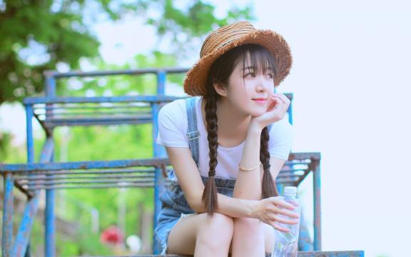 千呼万唤始出来犹抱琵琶半遮面(《琵琶行并序》中。琵琶女被邀请出场为什么要“千呼万唤始出来，)